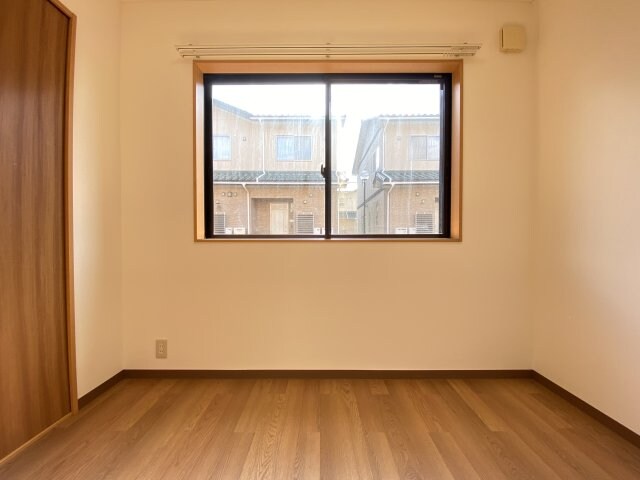 物件内観写真13　(広々とした洋室です)