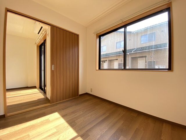 物件内観写真14　(広々とした洋室です)