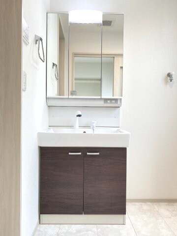 物件内観写真12　(独立洗面台、小物を置くことができて便利です(イメージ))