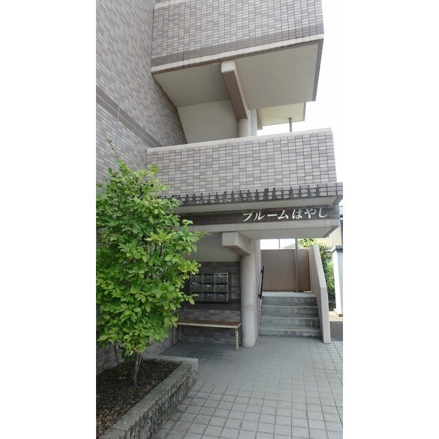 物件外観写真2　(清潔なエントランスです)