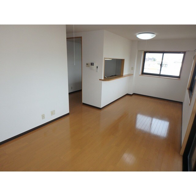 物件内観写真3　(ゆったりとした居間です)