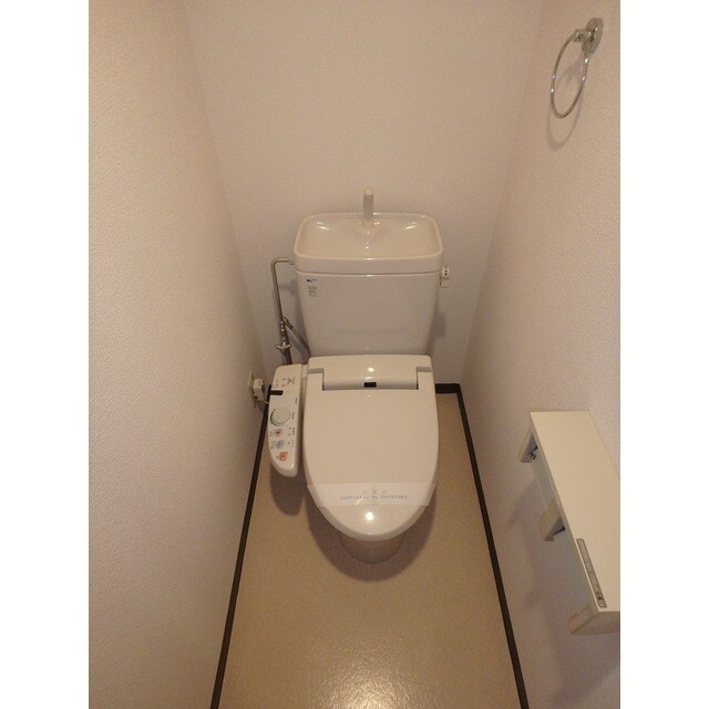 物件内観写真7　(落ち着いた色調のトイレです)