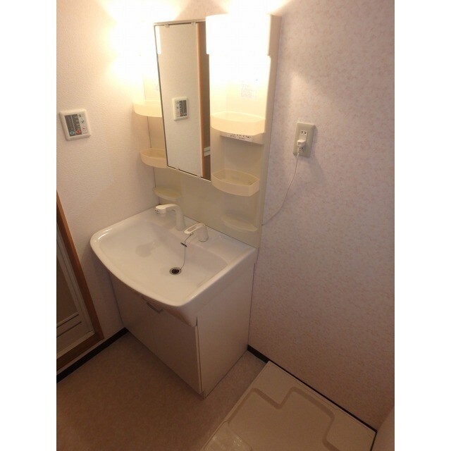 物件内観写真8　(朝の支度にも助かる、独立の洗髪洗面化粧台)