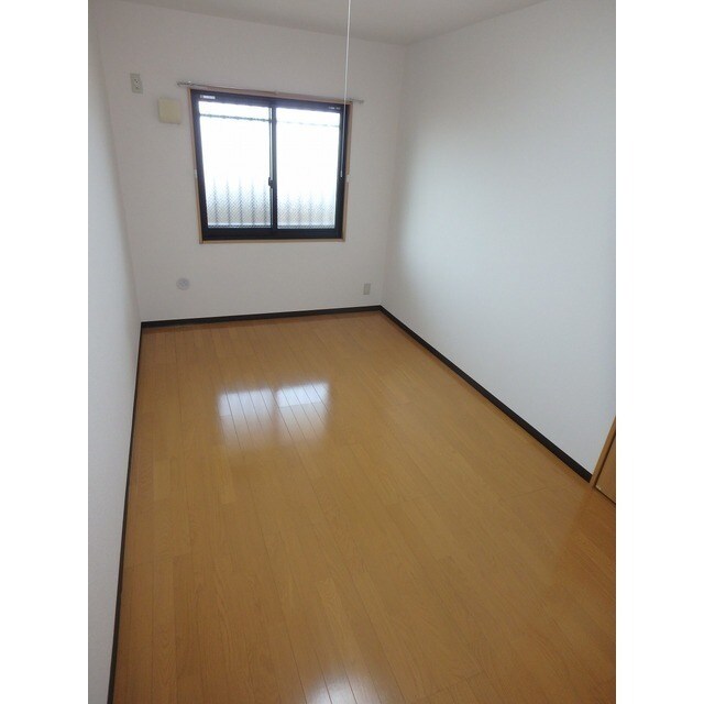 物件内観写真9　(個人の部屋や寝室として使える洋室です)