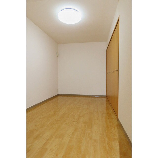 物件内観写真7　(使い勝手のいい洋室です)