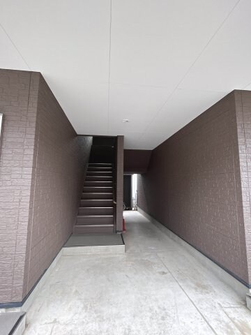 物件内観写真4　(共用階段)