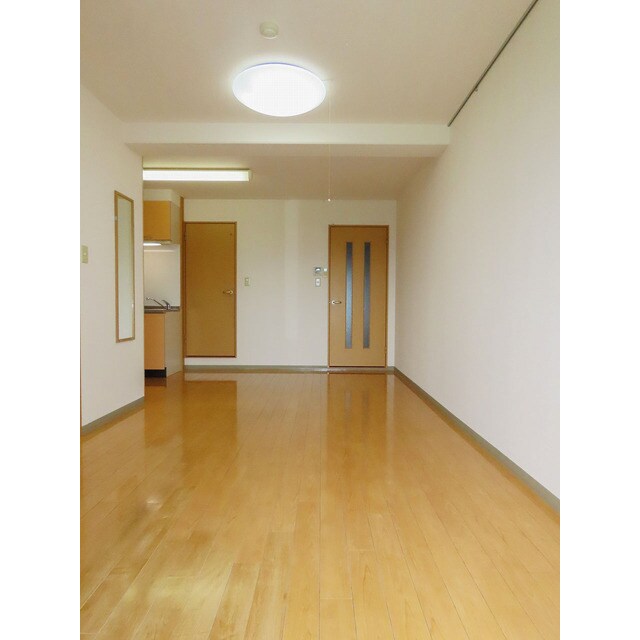 物件内観写真3　(こちらの居間で趣味の時間をお楽しみください)