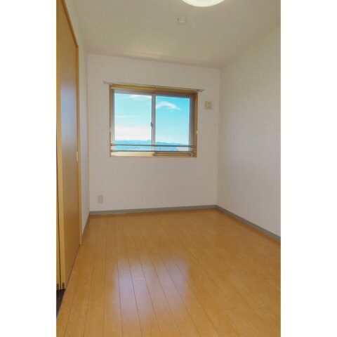 物件内観写真8　(落ち着いた色調の洋室です)