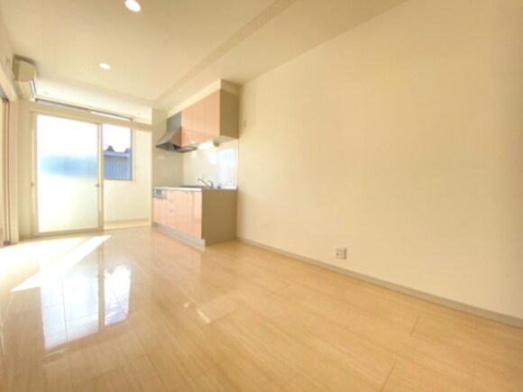 物件内観写真5　(おしゃれな居間です)