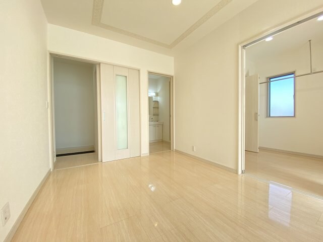 物件内観写真7　(こちらの居間で趣味の時間をお楽しみください)