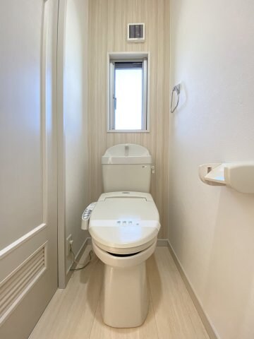 物件内観写真12　(落ち着いた色調のトイレです)