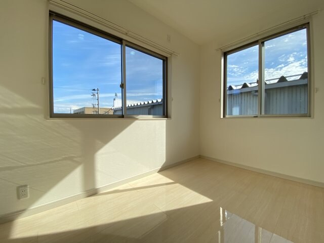 物件内観写真13　(明るい洋室です)