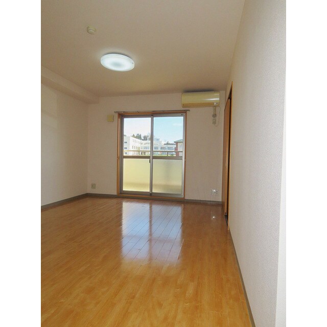 物件内観写真4　(ゆったり過ごせるリビングです)