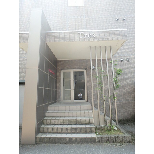 物件外観写真3　(ゆとりのあるエントランスです)