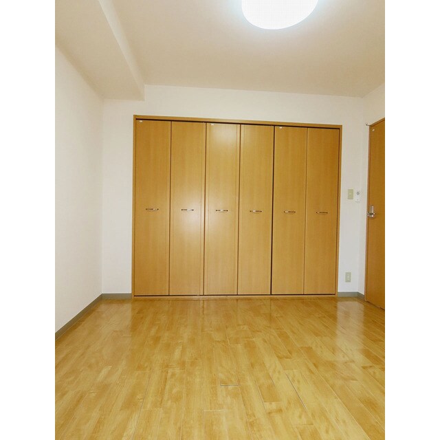 物件内観写真10　(落ち着いた色調の洋室です)