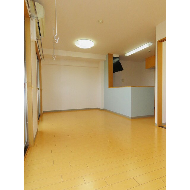 物件内観写真3　(こちらの居間で趣味の時間をお楽しみください)