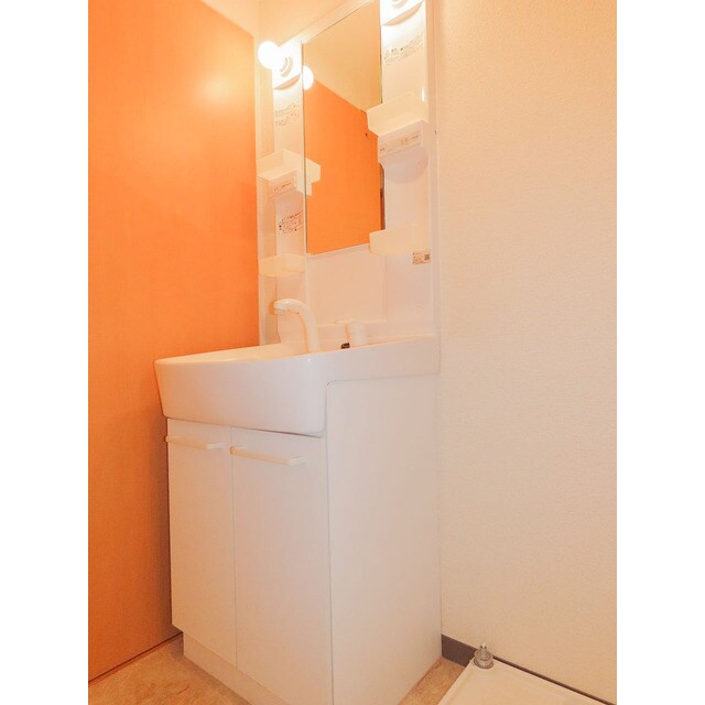 物件内観写真5　(朝の身支度には欠かせない独立洗面化粧台)