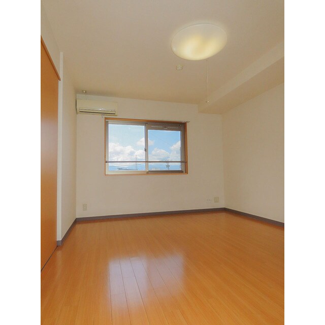 物件内観写真7　(明るい洋室です)