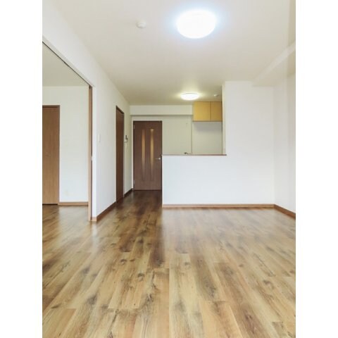 物件内観写真3　(ゆったりとした居間です)