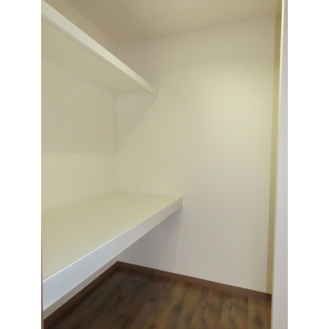 物件内観写真9　(ちょっとした収納スペースも充実しています)