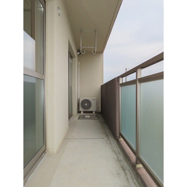 物件内観写真10　(バルコニーからの眺めを楽しみながら食事をしませんか)