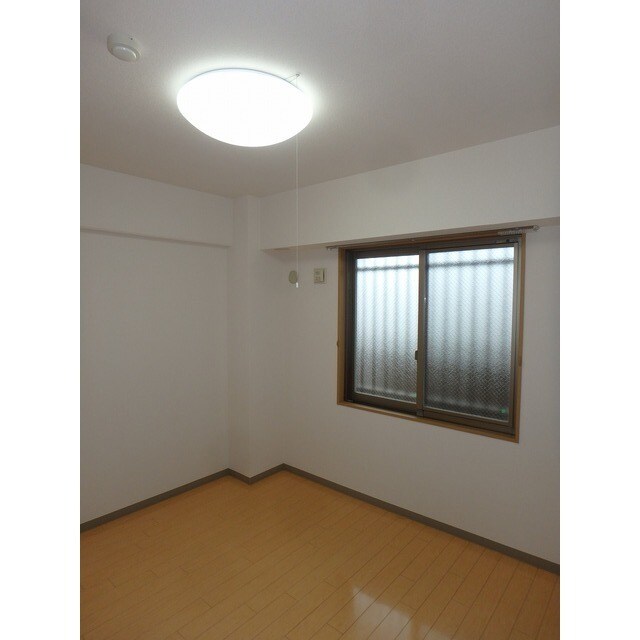 物件内観写真9　(広々とした洋室です)