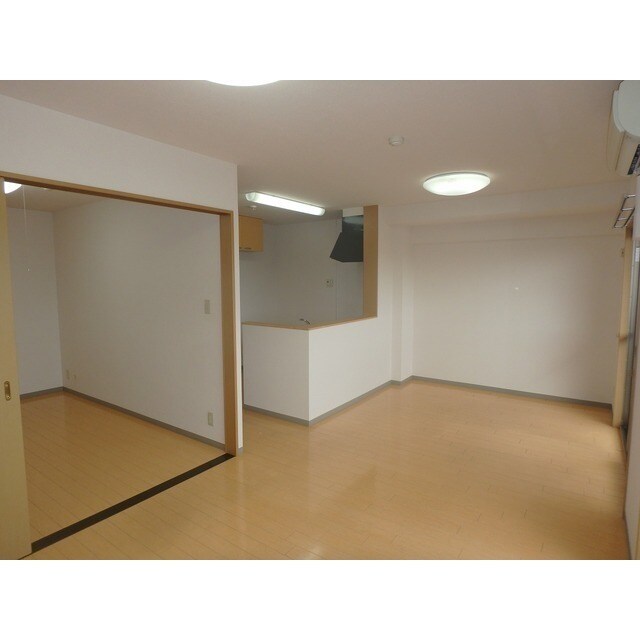 物件内観写真4　(ゆったり過ごせるリビングです)