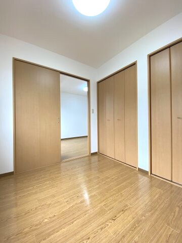 物件内観写真13　(落ち着いた色調の洋室です)