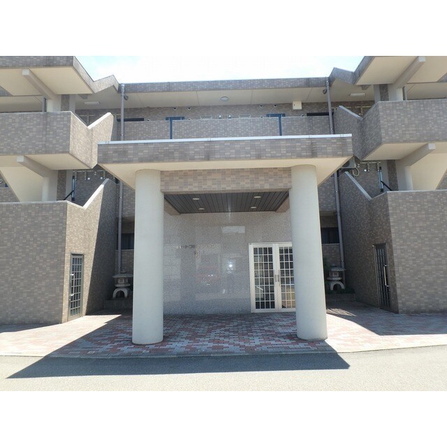 物件外観写真3　(落ち着いたエントランスです)