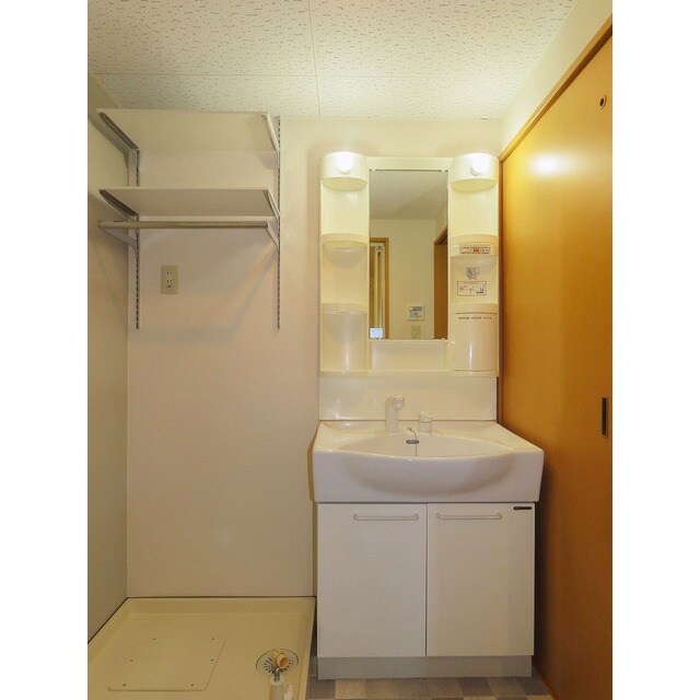 物件内観写真10　(広い洗面スペース)