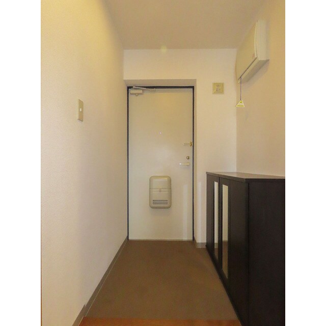 物件内観写真13　(収納もある玄関です)