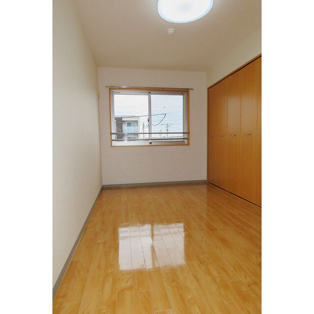 物件内観写真8　(落ち着いた色調の洋室です)