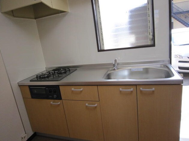 物件内観写真3　(コンパクトなキッチンで掃除もラクラク)