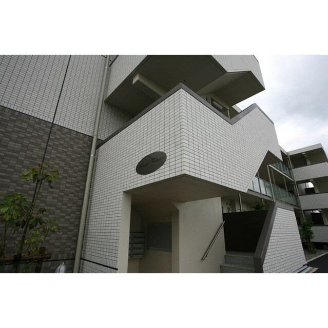 物件外観写真2　(落ち着いたエントランスです)