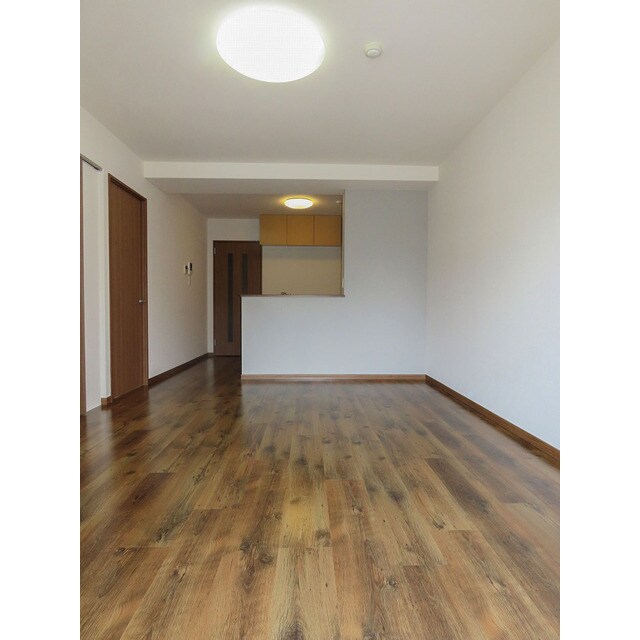 物件内観写真3　(ゆったりとしたリビングです)