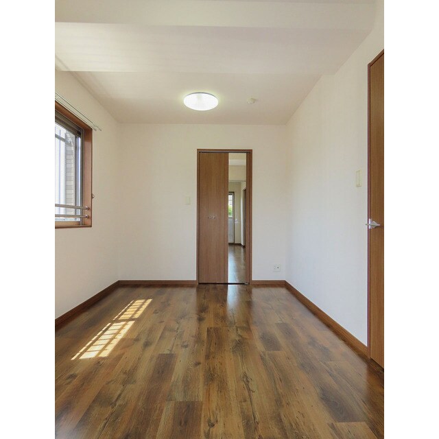 物件内観写真8　(明るい洋室です)