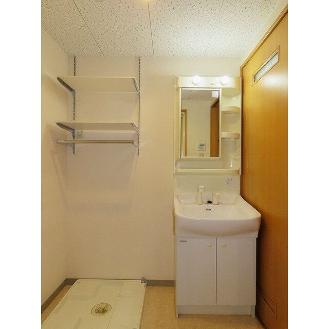 物件内観写真6　(広い洗面スペース)