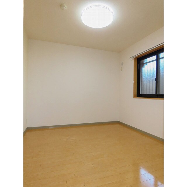 物件内観写真7　(ゆったりした洋室です)