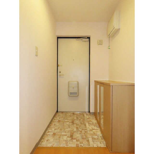 物件内観写真9　(ゆったりとした玄関です)