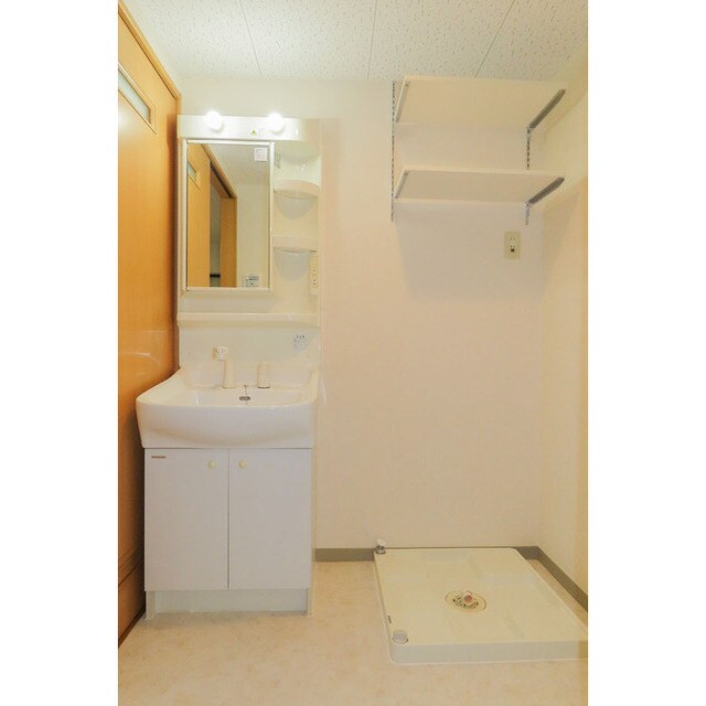 物件内観写真7　(広い洗面スペース)