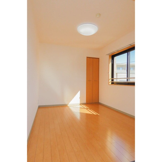 物件内観写真8　(広々とした洋室です)