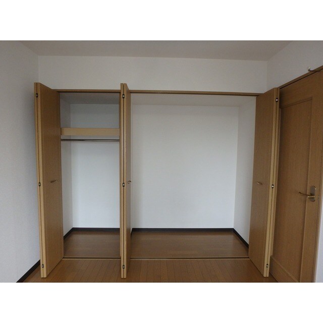 物件内観写真9　(ちょっとした収納スペースも充実しています)