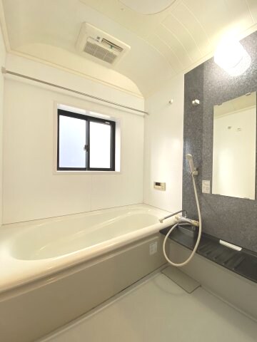 物件内観写真2　(落ち着いた空間のお風呂です)