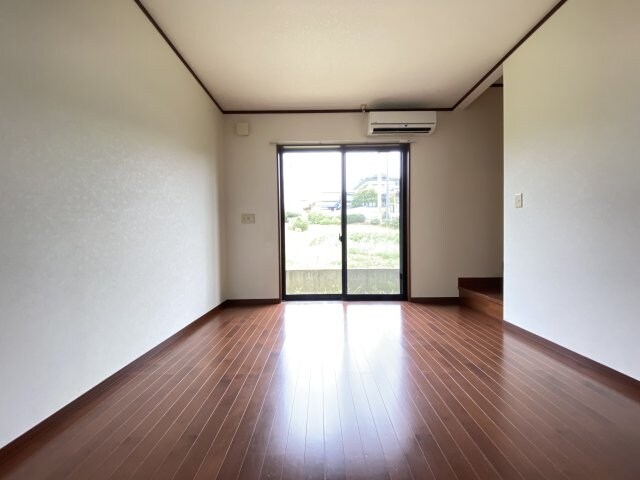 物件内観写真4　(リビングです)