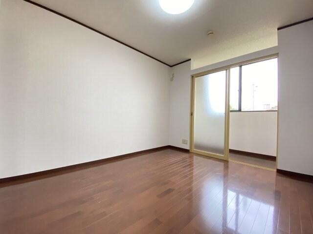 物件内観写真12　(広々とした洋室です)