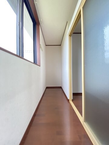 物件内観写真16　(サンルーム。雨の日や冬でも安心して洗濯物が干せます！)