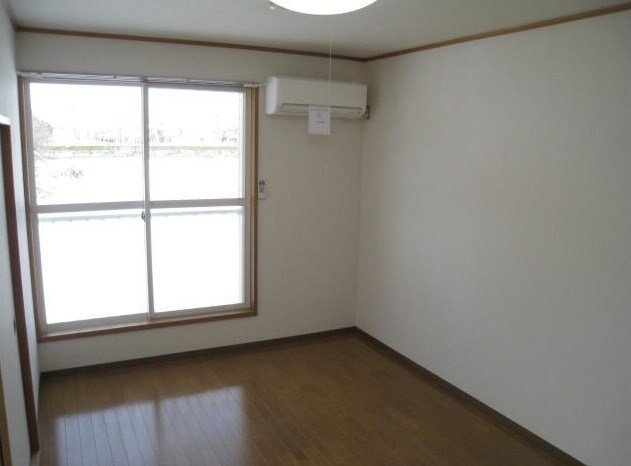 物件内観写真8　(広々とした洋室です)