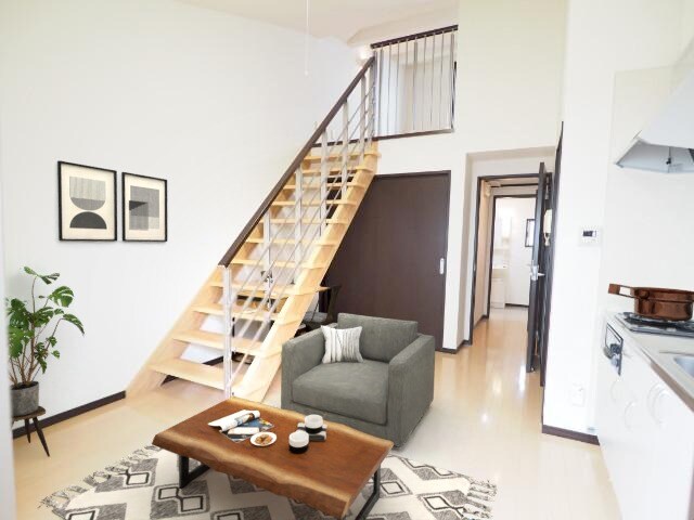 物件内観写真5　(リビング家具配置イメージ)