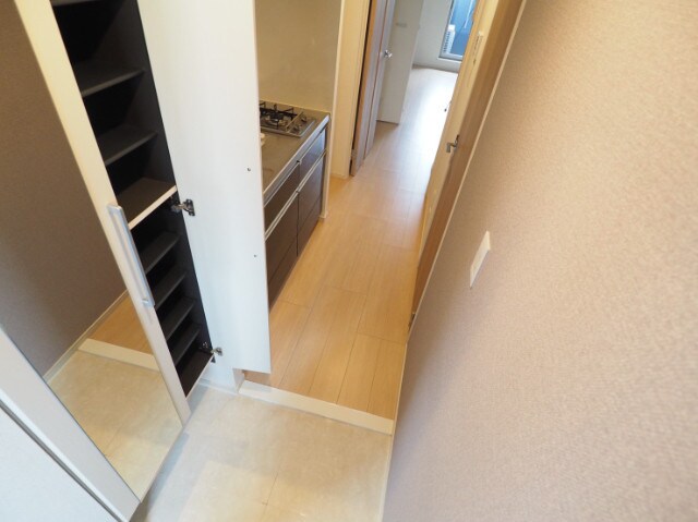 物件内観写真13　(玄関収納)