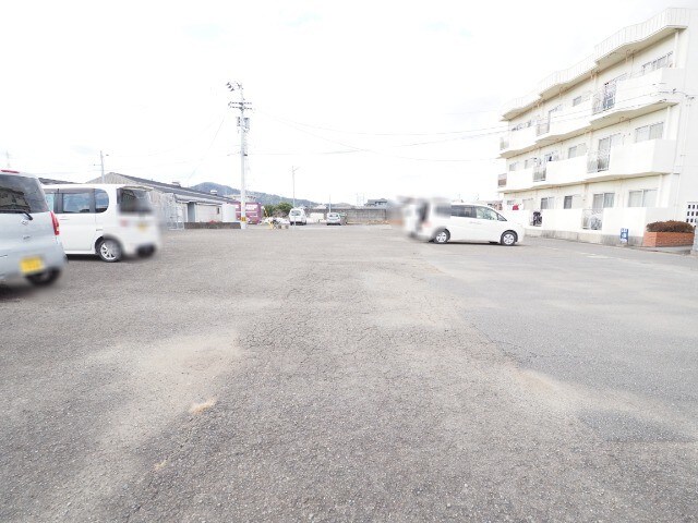 物件外観写真4　(広々駐車場)